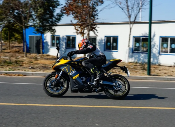 提速更快震動更低，國產250小跑車中頂級選手—無極250RR測評