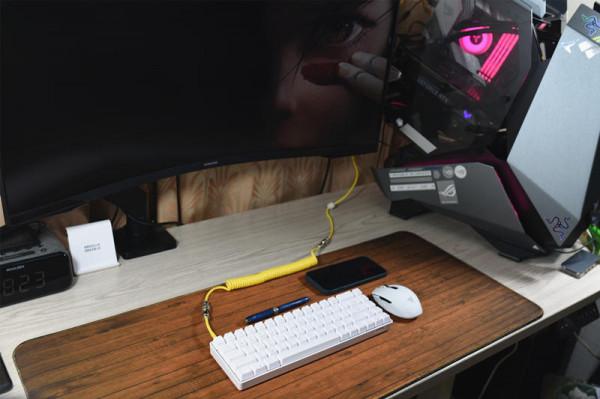 這鍵盤玩上就不想鬆手，平民好價，軸體熱插拔，還有RGB