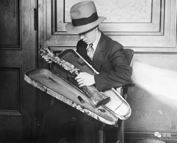 有一幫人,他們喜歡把湯普森衝鋒槍藏在琴盒裡 有一幫人,他們喜歡把湯普森衝鋒槍藏在琴盒裡