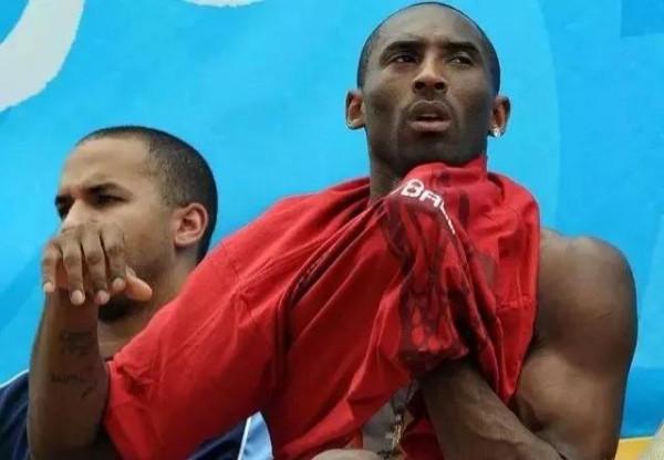 為什麼科比比詹姆斯瘦很多,但是卻能背打得動詹姆斯? 為什麼科比比詹姆斯瘦很多,但是卻能背打得動詹姆斯?