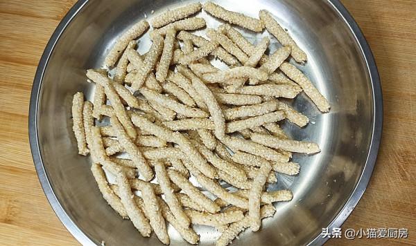 過年少不了的小零食&OpenCurlyDoubleQuote;香酥芝麻條&rdquo;，香酥香酥可口，孩子喜歡