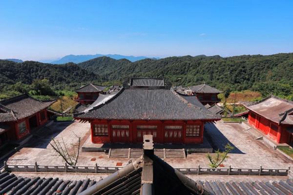 神奇!重慶深山發現一個巨洞,天上掉落一塊巨石,神似佛像 神奇!重慶深山發現一個巨洞,天上掉落一塊巨石,神似佛像