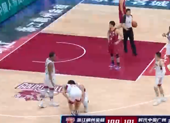 重罰朱旭航！故意墊腳張展瑋被吹違體犯規，易建聯都看不慣想打他