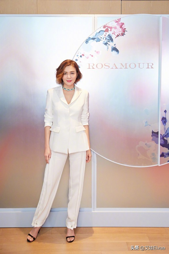 “十三姨”關之琳也太愛美了！聚會穿牛仔還塞衣，戴三項鍊不嫌重