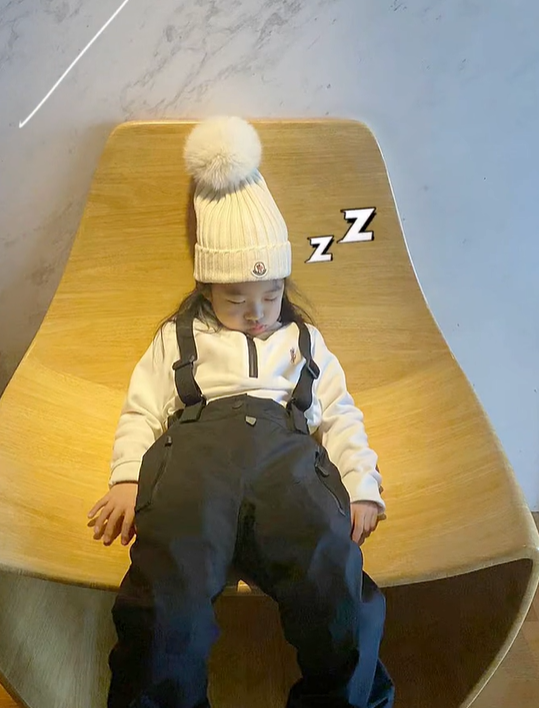 章子怡近照快瘦成麻桿，穿滑雪服腿和6歲醒醒一樣粗，腰身更窈窕