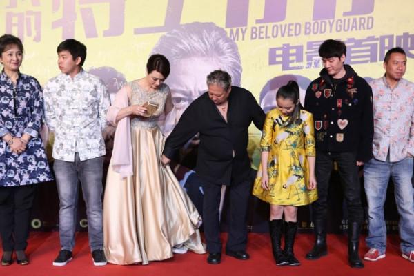 洪金寶的“混血”妻子，身穿“透光”裸色裙，看著華麗而又精緻