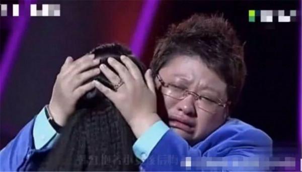 15歲女孩裝窮被導師狠批，當母親上臺後，韓紅抱頭痛哭：對不起