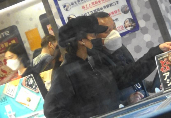 69歲曾志偉與好友遺孀逛街購物，兩人出雙入對七年，關係成謎