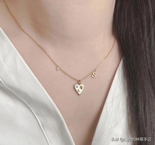 大腸髮圈、鯊魚夾過時了?2021流行土味配飾 大腸髮圈、鯊魚夾過時了?2021流行土味配飾