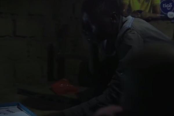 非洲底層人民的絕望:1只老鼠三人分,要想賣炭得走上50公里山路 非洲底層人民的絕望:1只老鼠三人分,要想賣炭得走上50公里山路