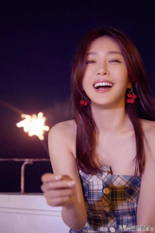 42歲的秦嵐看起來就是二十多歲的妙齡少女