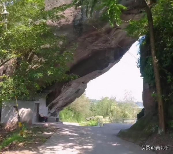 四川廣安武勝縣勝利鎮有座天然形成的大橋，形成於1億7千萬年之前