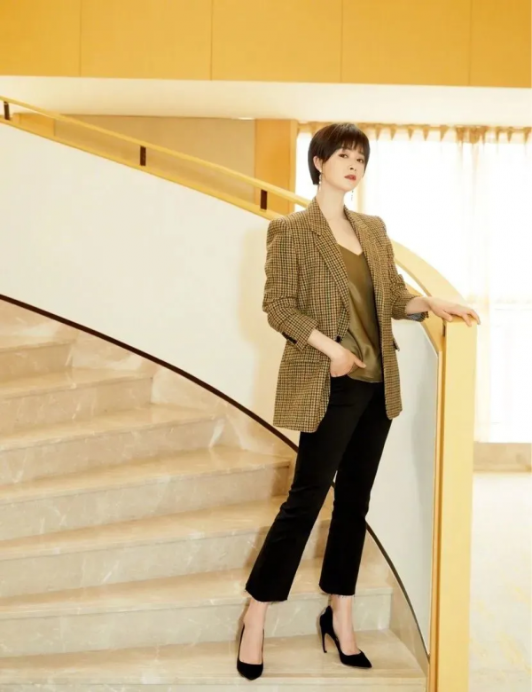 蔣欣瘦身後堪稱“整容”，一改微胖形象，留黑長直配齊劉海太驚豔