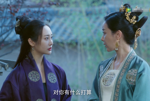 相差9歲演隔代，“母女”同框出鏡，是女兒太老氣還是母親太年輕