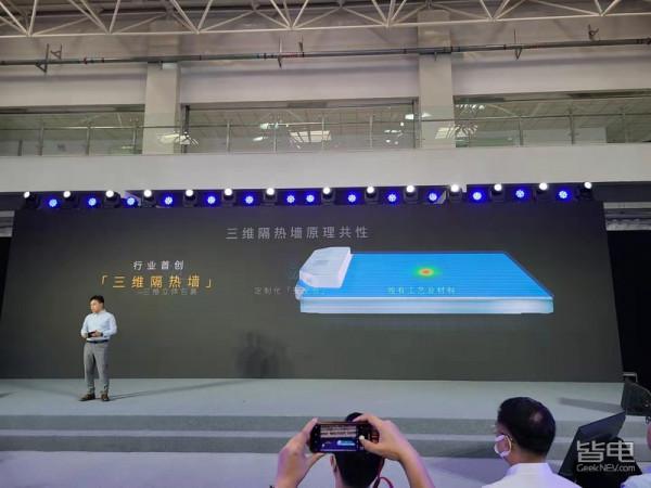 不冒煙不起火不爆炸 現場震撼體驗嵐圖電池試驗