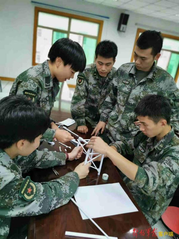 銀線纏繞的青春：通訊兵的365天