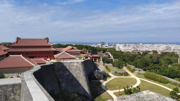 日本沖繩島自駕遊(一)，那霸市內閒逛，僥倖看到了焚燬前的首裡城