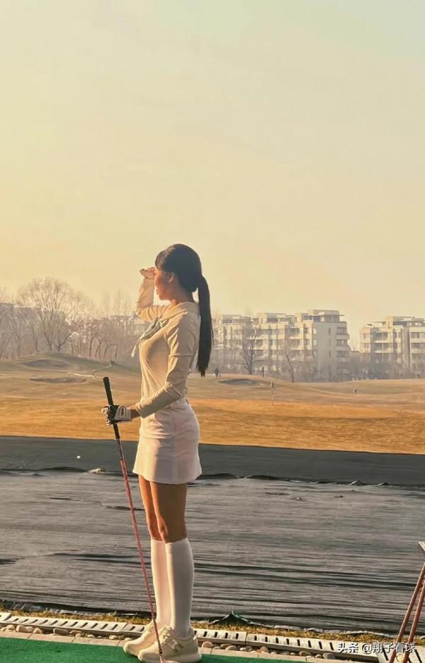 最美裁判王鍾瑤曬照,28歲的她依然很稚嫩,還是薩拉赫鐵桿粉絲 最美裁判王鍾瑤曬照,28歲的她依然很稚嫩,還是薩拉赫鐵桿粉絲