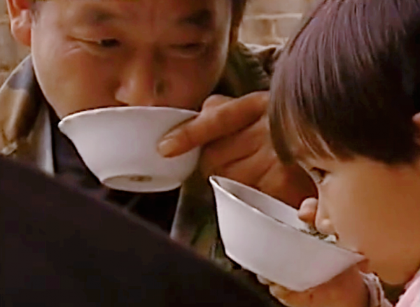 真實故事：湖南農村遇怪事，村民上山挖墳頭土，兌水服下發生奇蹟