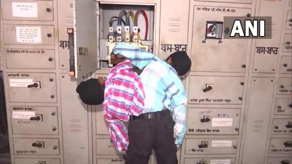 印度連體雙胞胎剛出生就被遺棄，如今一起找到工作，拿雙份工資