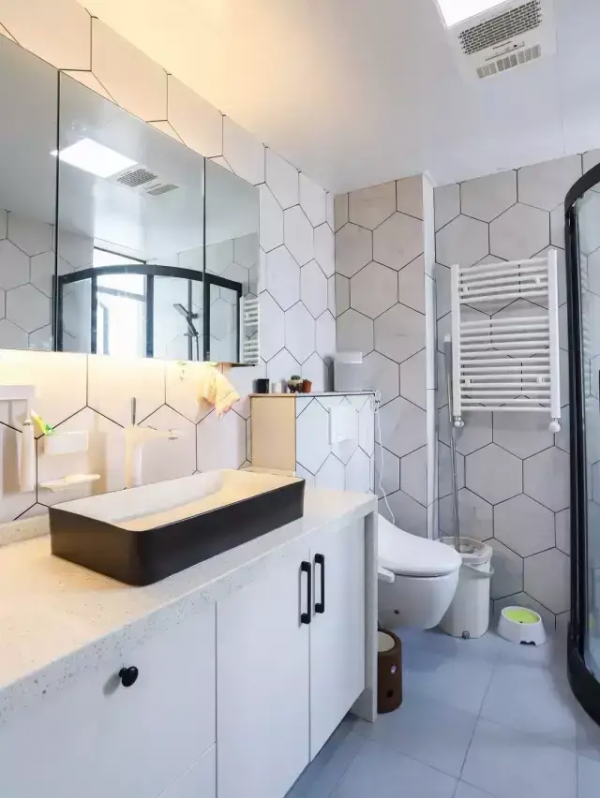 衛生間做收納，砌個10cm薄牆，什麼都能放，一點不比壁龕差