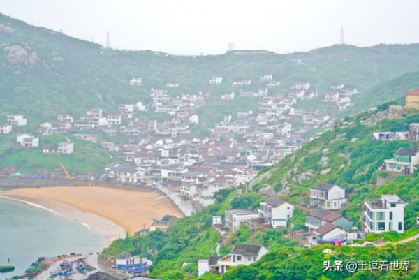 穿過原始質樸的龍泉村，於&OpenCurlyDoubleQuote;山海奇觀&rdquo;看金色夕陽染盡的汪洋大海