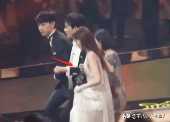 男星走紅毯高情商瞬間，有人提裙襬、披衣服，也有人摔倒都不扶