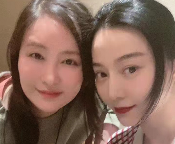 這才是正式復出!范冰冰和導演高調聚會,穿針織衫私下造型好乖巧 這才是正式復出!范冰冰和導演高調聚會,穿針織衫私下造型好乖巧