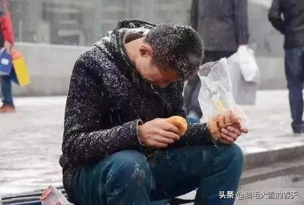 中年男人：一天打兩份工，妻兒每天花天酒地