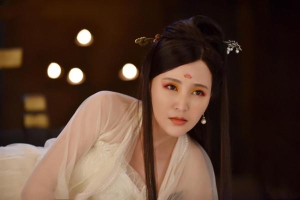 “最美孟婆”嶽麗娜：25歲嫁初戀，被老公捧上位，結婚22年生3子