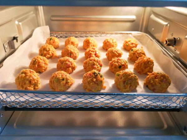 自制胡蘿蔔丸子,外酥裡嫩,香醇可口,放涼不發硬 自制胡蘿蔔丸子,外酥裡嫩,香醇可口,放涼不發硬