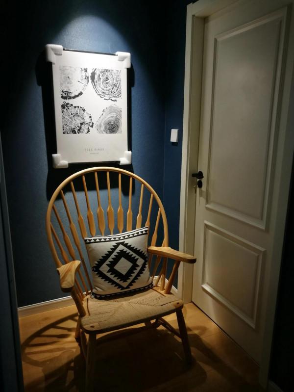 家裝中，可以來面深色的牆