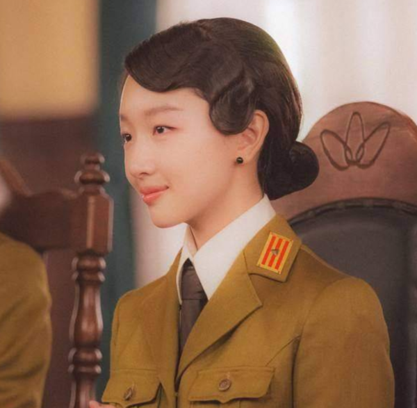 女明星軍裝造型有多浮誇？有人不捨大紅唇，有人腳踩10公分高跟