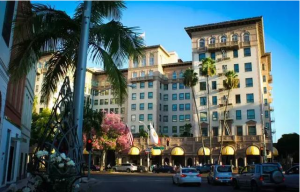 窮小子冒充沙特王子行騙30年，豪車名牌傍身，因一道燻火腿露破綻