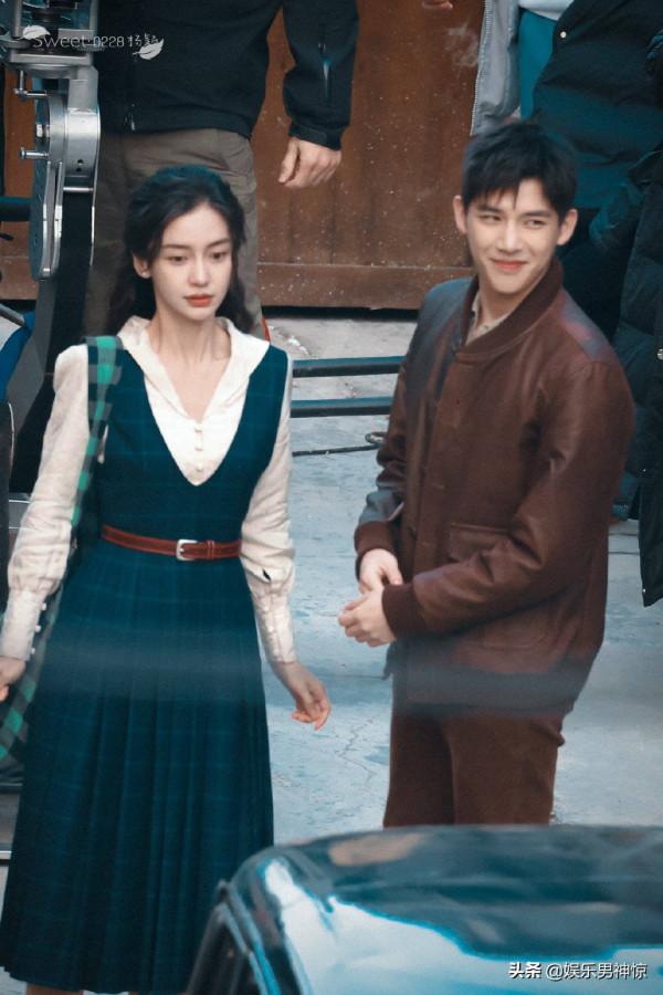 Angelababy新劇路透曝光 捲髮配綠色長裙氣質優雅