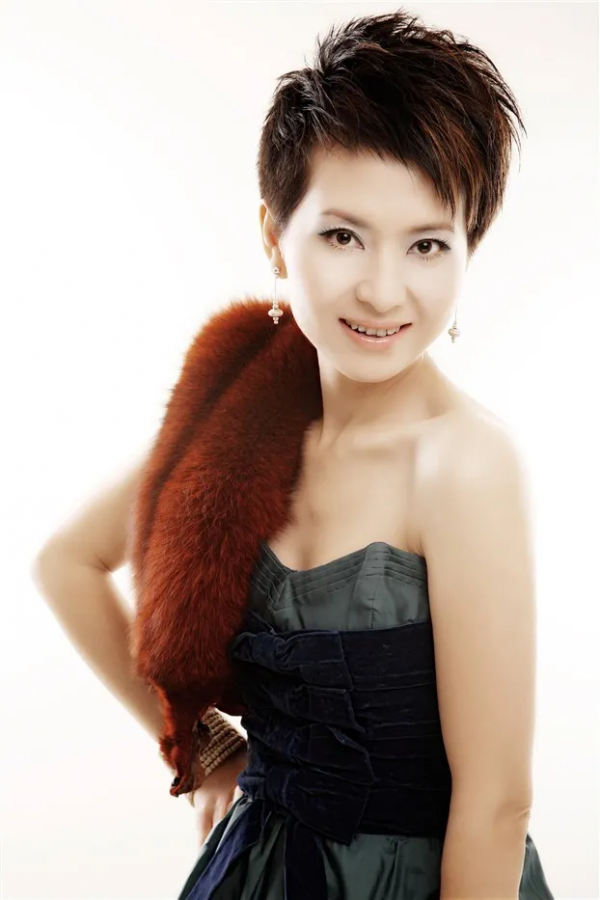 90年代內地天后落差好大，廉價走穴令人惋惜，賣二手衣吃相難看