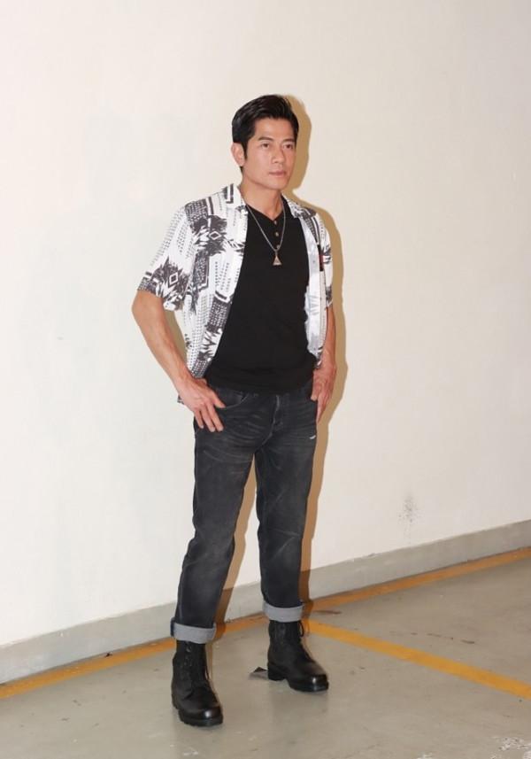 56歲郭富城“不服老”，西裝造型時髦帥氣，和34歲的妻子很般配