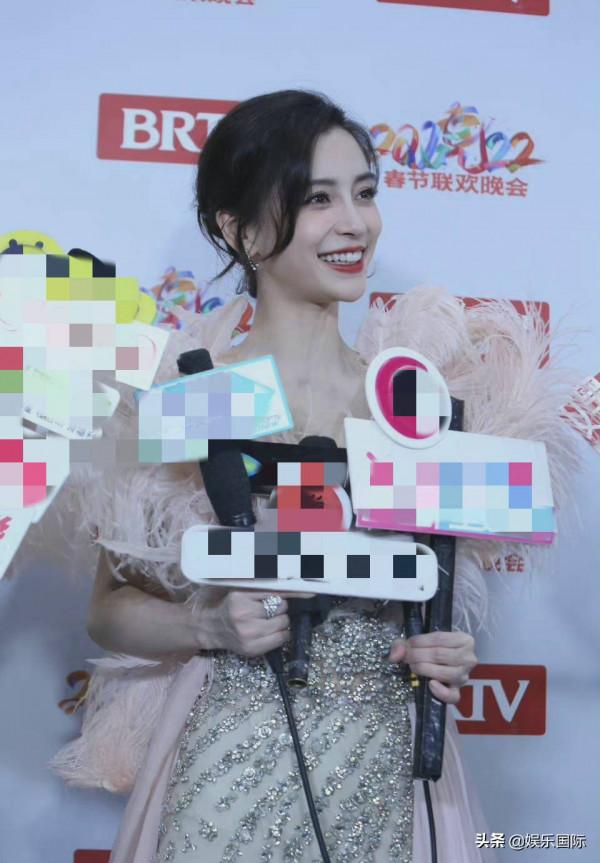 baby穿羽毛仙女裙咧嘴笑 狀態滿分