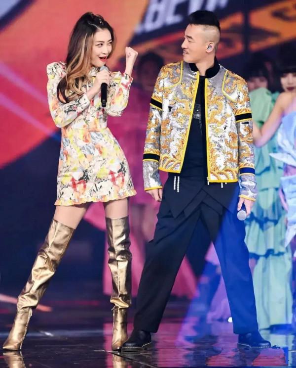 秦昊伊能靜夫妻攜手，深情對唱《一路生花》，怎麼可以這麼穩