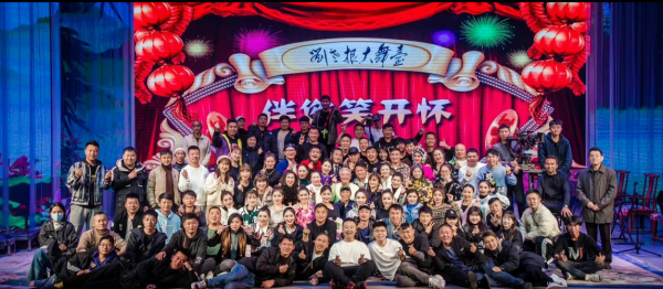 《劉老根5》殺青,趙本山穩居C位笑容滿面,宋小寶迴歸未見範偉 《劉老根5》殺青,趙本山穩居C位笑容滿面,宋小寶迴歸未見範偉