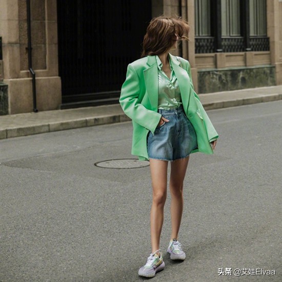 吳千語收工逛超市,穿毛衣配皮褲像網紅打卡,薯片袋比臉還大兩圈 吳千語收工逛超市,穿毛衣配皮褲像網紅打卡,薯片袋比臉還大兩圈