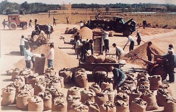 2000年，一農民直言不諱向總理傾訴煩惱，朱鎔基：我比你還急呀