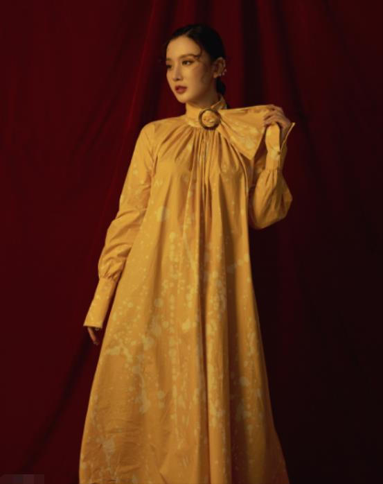 張萌真會穿，一字肩碎花套裙搭椰子鞋，美得像花季少女