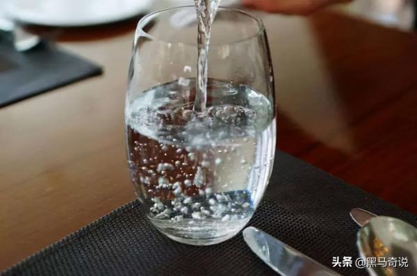 晨起第一杯水，喝水等於喝細菌？有害健康？真的是這樣嗎？