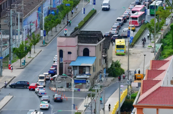 上海馬路上的&OpenCurlyDoubleQuote;豪宅&rdquo;：要6套房加1億才肯拆，14年後搬走，沒多賺