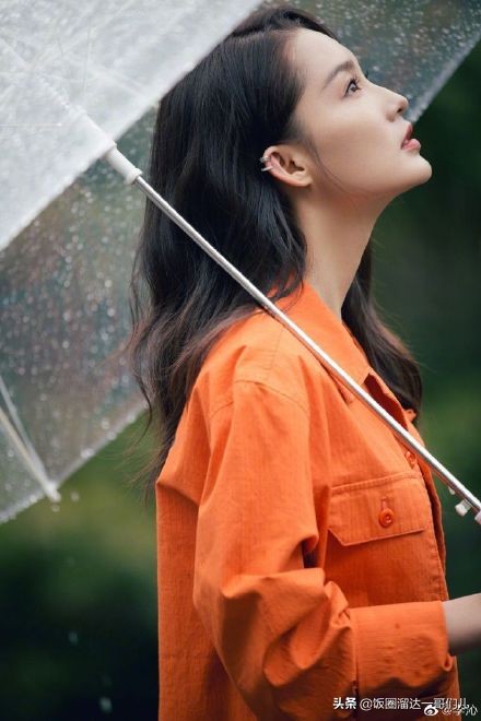 女星撐傘大片，劉雯氛圍感拉滿數第一，李沁倒數，誰又驚豔了你？