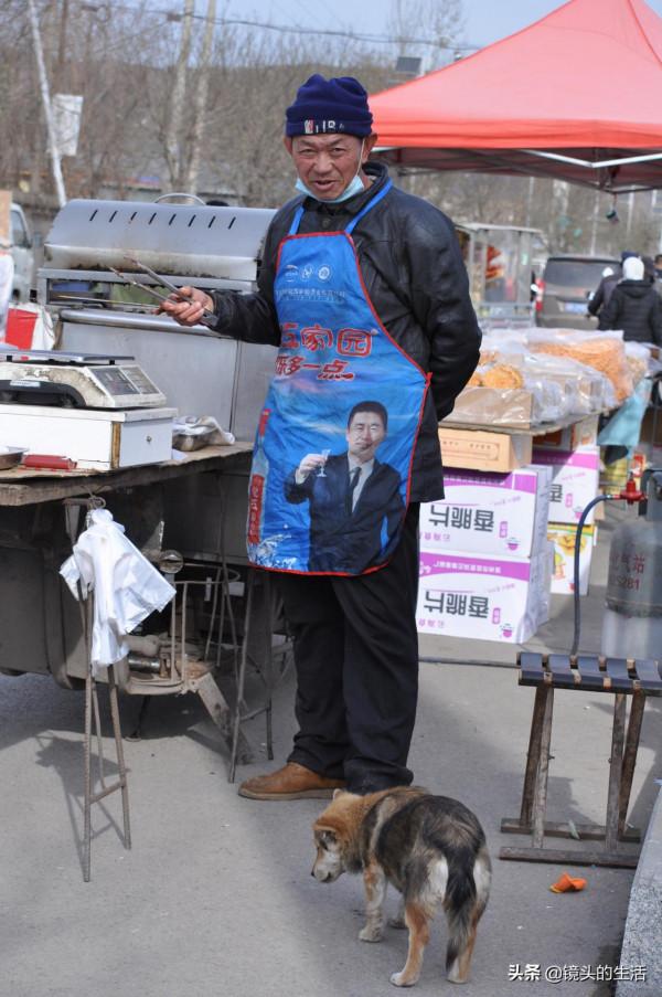 大叔集市上賣香貨，陌生護衛犬逢集便到，大叔：看攤兒捉賊好幫手