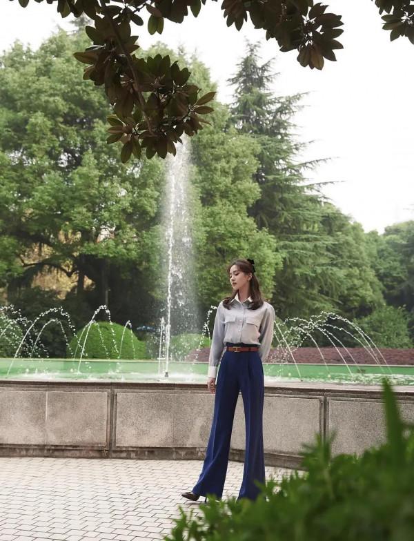 頂級女神劉詩詩，隨手拍都這麼優雅動人、恬靜淡雅，活脫脫的美人