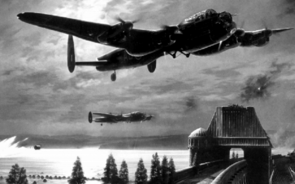 1943年，52名飛行員拼死撞毀大壩，洪水噴湧而出，3萬人夢中喪生