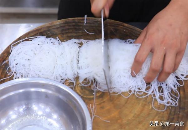 廚師長做的粉絲炒包菜，不用加水直接下鍋炒，口感勁道還不粘鍋